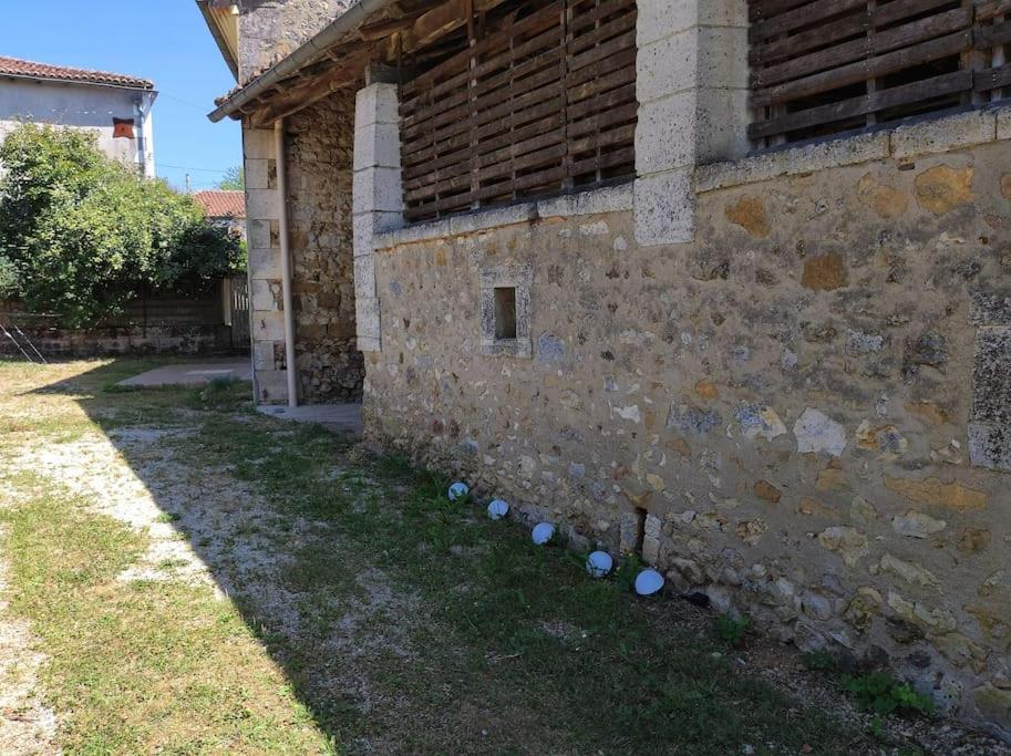 Maison De Campagne, Bulle De Verdure Montbron Exterior photo